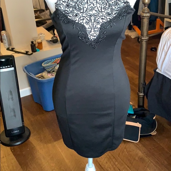 Gorgeous lulus dress with lace neckline size small - Picture 3 of 7